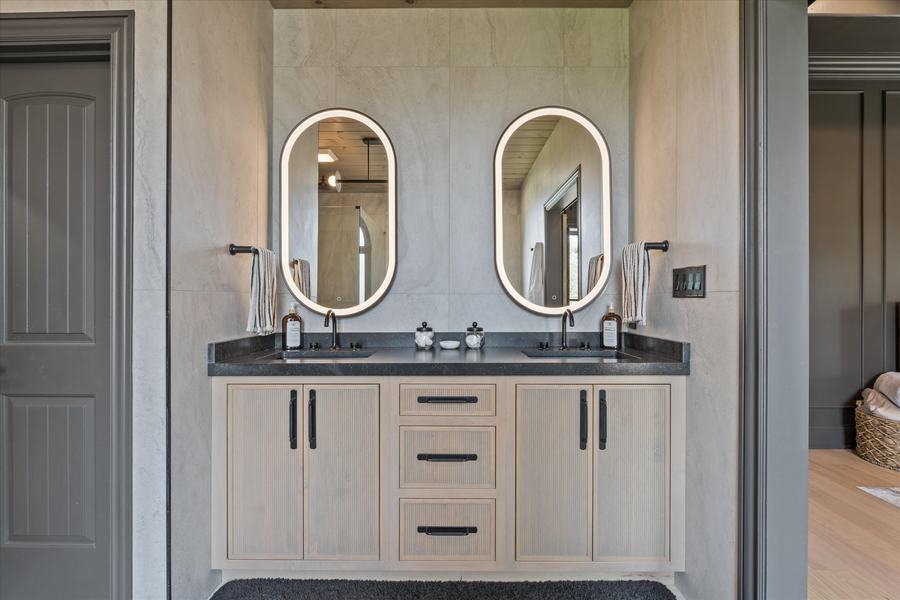 Primary bath · Siesta · Maple, Sand stain